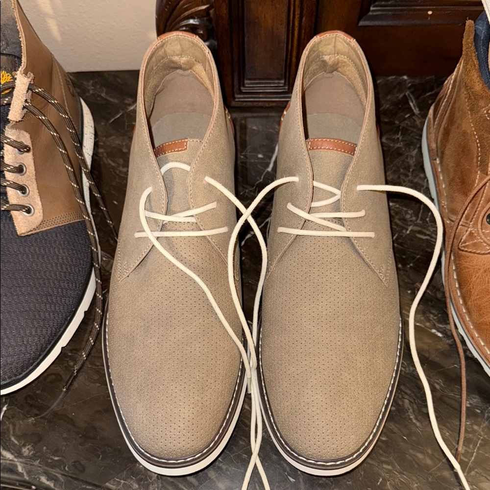 Elegant Men's Beige Chukka Boots